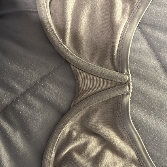 SKIMS logo grey bra with under wire. Size 38D - Picture 4 of 6
